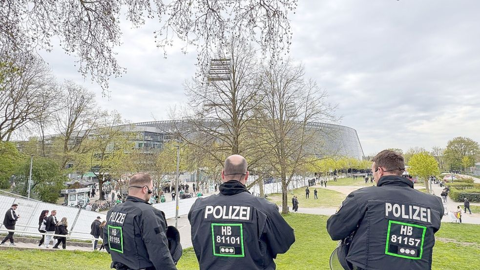 Rund um das Weserstadion und darüber hinaus: Die Polizei warnt vor Verkehrshindernissen am Samstag. Foto: Carmen Jaspersen/dpa