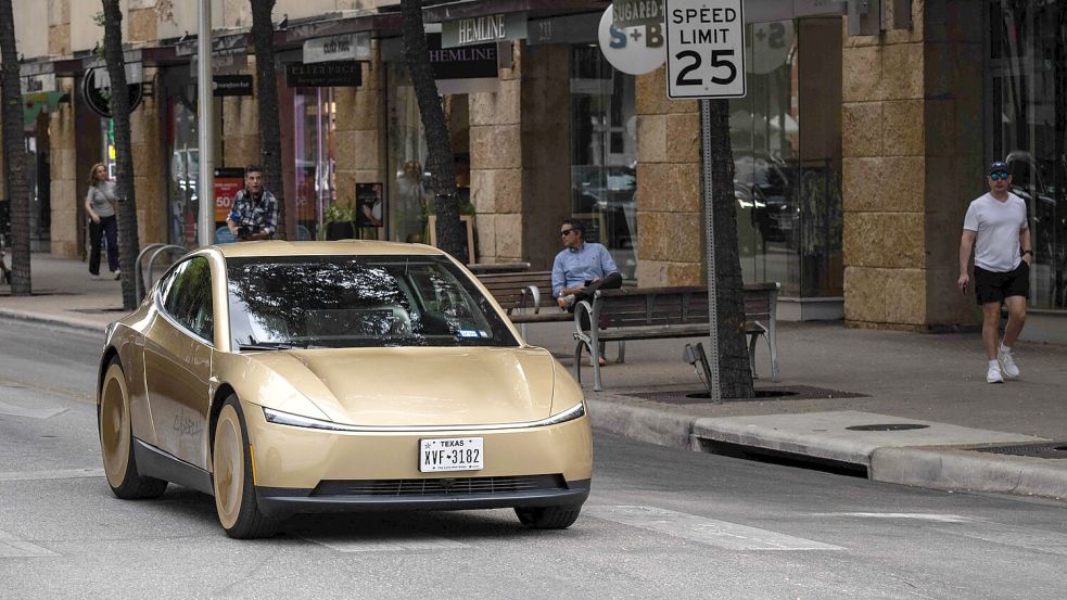 Modern, autonom und gold-schimmernd: Seit dem 3. September rollt Tesla‘s neue autonome Taxi-Flotte durch die Straßen der US-Stadt Austin. Foto: AFP/Ronaldo Schemidt