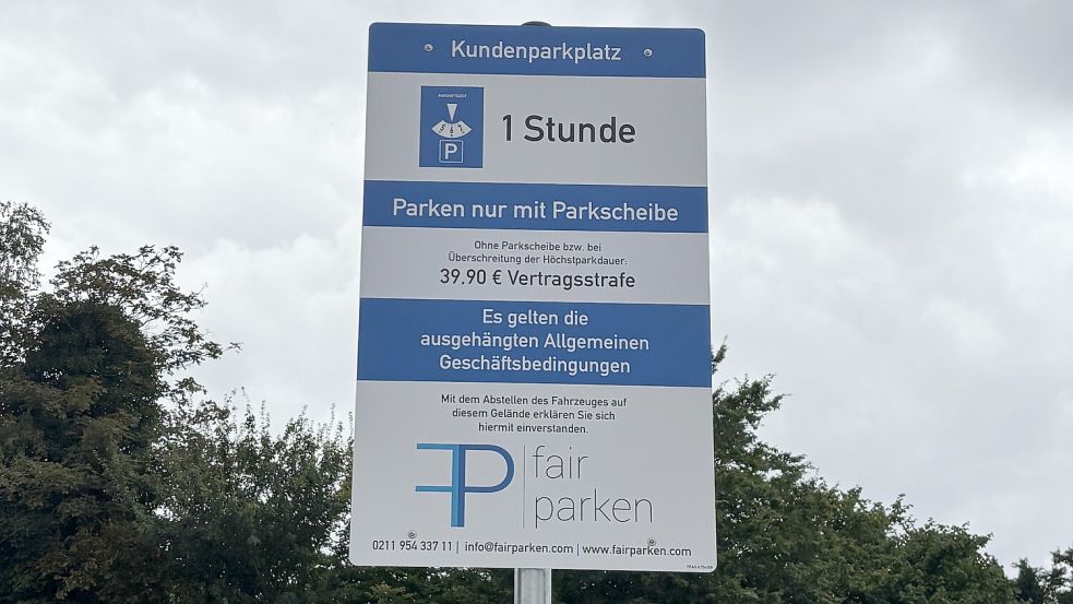 Beim Combi-Markt an der Popenser Straße gilt Parkscheibenpflicht und eine Höchstparkdauer von einer Stunde. Foto: Rebecca Schröder