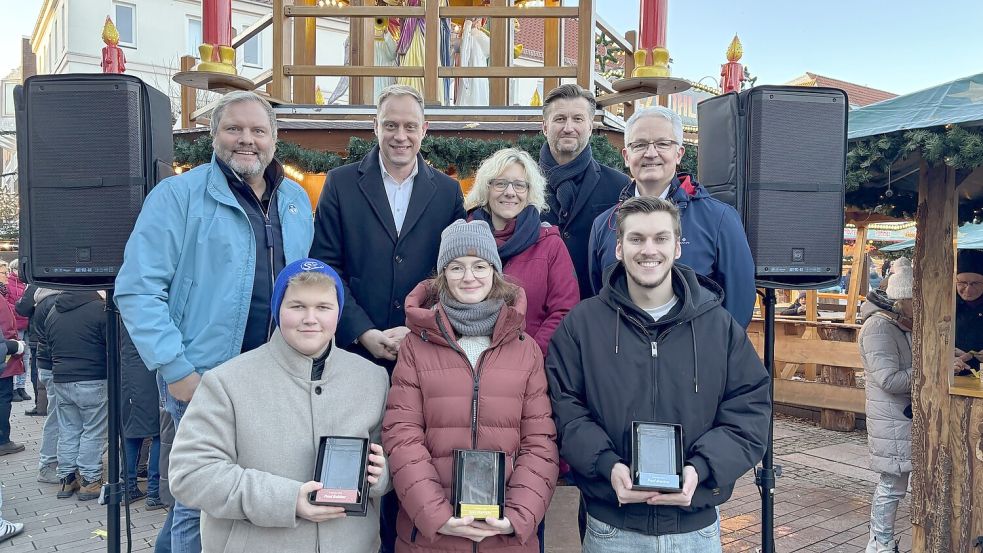 Wer holt diesmal die „Goldene Pyramide“? Drei junge Ostfriesen schafften es 2025, die Menschen zu erreichen und von ihrem Engagement zu begeistern: Paul Bakker (vorne von links), Eske Martens und Paul Markus belegten die ersten Plätze beim „Young-People-Award“. Foto: Lasse Paulsen