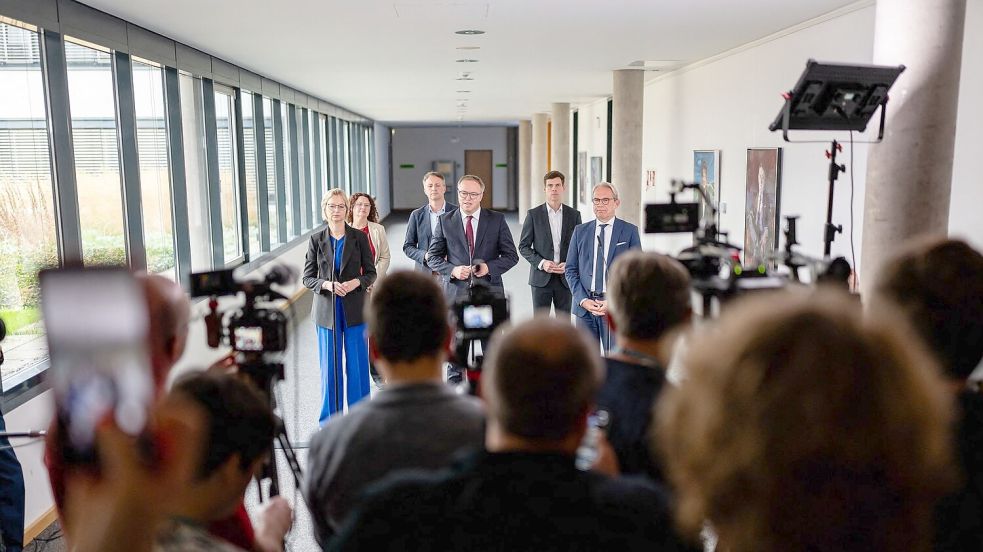 Die Thüringer Landesregierung um Ministerpräsident Mario Voigt (CDU) will weitermachen - wie genau, das ist offen. Foto: Jacob Schröter/dpa