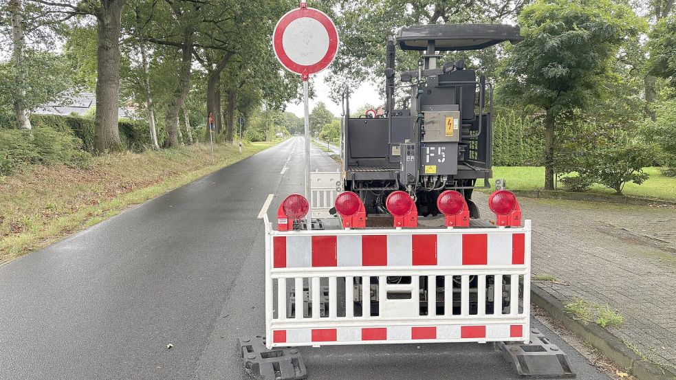 Für die Arbeiten am Radweg ist der Patersweg in Collinghorst vom Lüttjeweg bis zur Bundesstraße 438 komplett gesperrt worden. Busse dürfen dort nach Absprache durchfahren. Foto: Ammermann