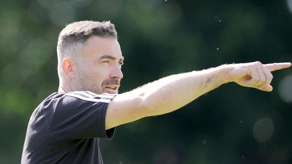 Nach dem Rücktritt von Trainer Jerzy Klukowski gibt Tobias Ryl am Sonnabend beim Heimspiel gegen TuS Esens auf der Middelser Trainerbank die Kommandos. Ob der Vorgänger von Klukowski auch sein Nachfolger wird, entscheidet sich zeitnah. Foto: Stephan Friedrichs