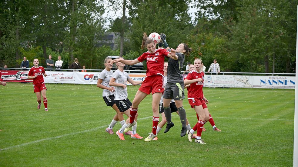 Tomke Hasnik (vorne) erzielte das späte Siegtor des SV TiMoNo. Foto: Heiner Steenhoff