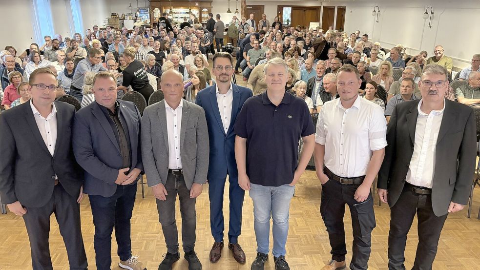 Henrik Zein (links) und Carsten Ammermann (rechts) führten durch den Abend mit den Kandidaten Gerwin Kuhlmann (von links, parteilos), Michael Ulrichs (parteilos), Tammo Lenger (Bündnis 90/Die Grünen), Thorsten Sinning (parteilos) und Janno Schmid (parteilos). Foto: Dirk Hellmers