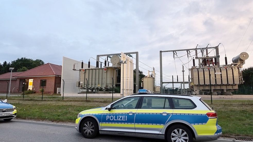 Am Freitag war die Polizei beim Umspannwerk in Ganderkesee im Einsatz. Der Bereich um die Anlage war bereits in der Nacht weiträumig gesperrt worden. Foto: Nonstopnews