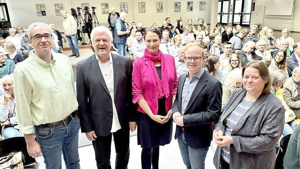 Die Bewerber Dr. Hans-Hermann Meyerholz (zweiter von links), Sarah Buss und Julian Jetses stellen sich im Foyer der IGS Aurich den Fragen der ON-Redakteure Matthias Hippen (links) und Karin Böhmer (rechts). Foto: Klaus Ortgies