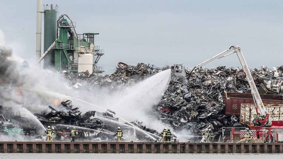 Zahlreiche Einsatzkräfte bekämpften den Großbrand in Leer. Foto: Klaus Ortgies