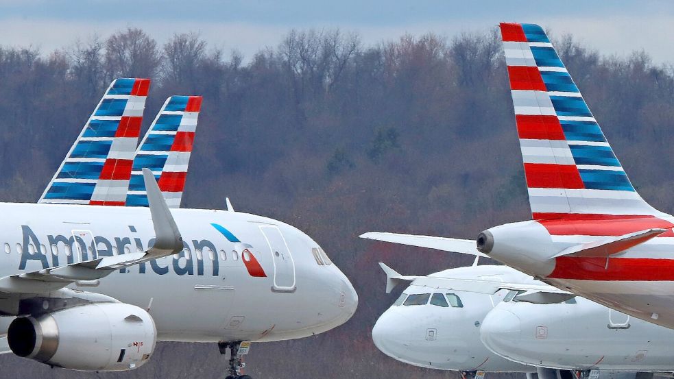Ein Inlandsflug der US-Gesellschaft American Airlines musste in Baltimore zwischenlanden, um einen randalierenden Passagier von Bord holen zu lassen. (Archivbild). Foto: Gene J. Puskar/AP/dpa