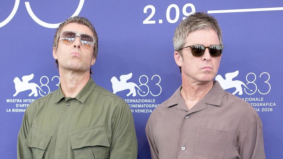 Liam Gallagher (l) und Noel Gallagher beim traditionellen Fototermin vor der Pressekonferenz. Foto: Scott A Garfitt