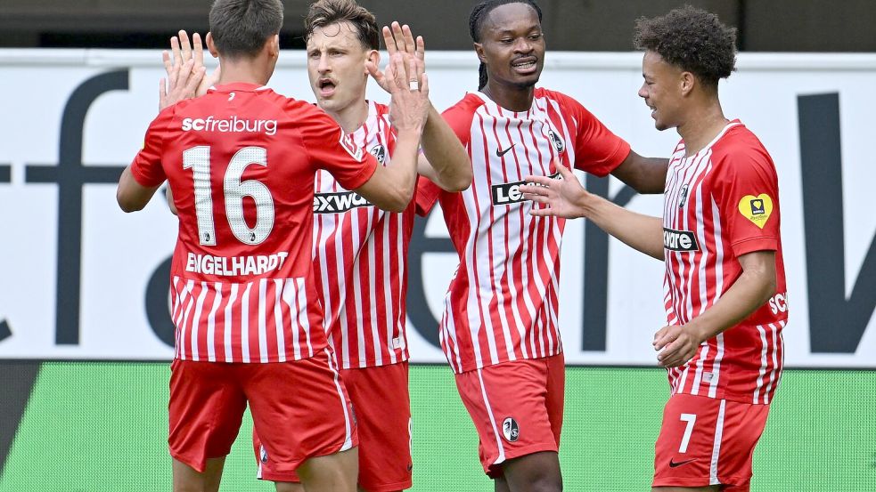 Freiburger Jubel in Paderborn. Maximilian Eggestein (2.v.l.) traf zum 1:0. Foto: Swen Pförtner/dpa