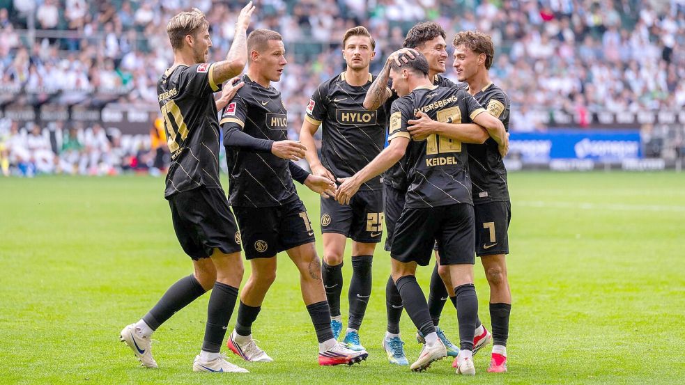 Jubel beim Aufsteiger über den zweiten Sieg im zweiten Bundesligaspiel. Foto: David Inderlied