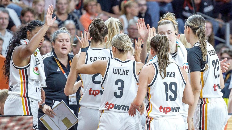 Jubel bei Deutschlands Basketballerinnen nach dem ersten Sieg. Foto: Andreas Gora