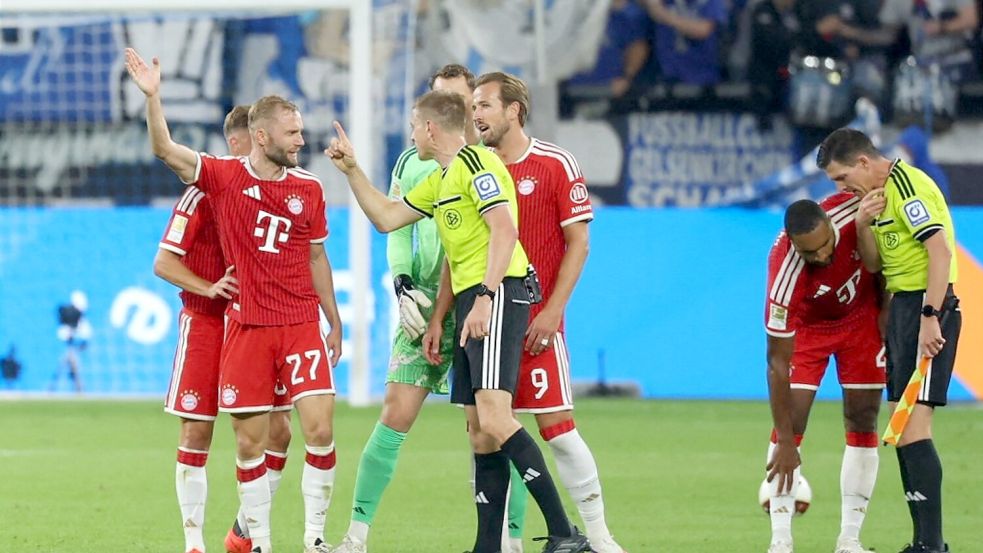 Die Bayern-Spieler beschweren sich bei Schiedsrichter Robert Schröder. Foto: Fabian Strauch