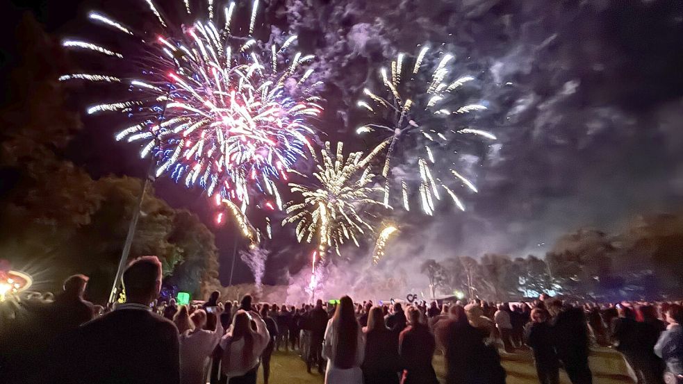 Viele Besucherinnen und Besucher haben sich das Feuerwerk am Samstagabend auf dem Blütenfest in Wiesmoor angeschaut. Foto: Nicole Böning