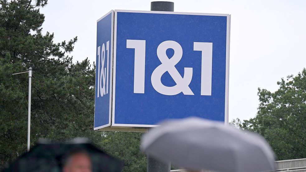1&1-Logo am Düsseldorfer Standort des Konzerns. (Archivbild) Foto: Wolf von Dewitz/dpa
