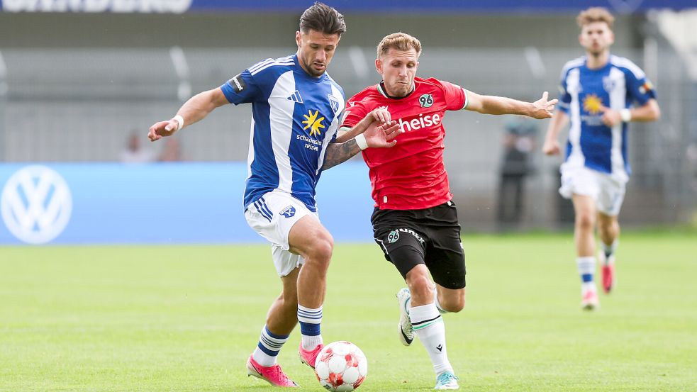 Semin Kojic (links) tritt mit Kickers Emden am Sonntag beim Bremer SV an. Foto: Jens Doden/Emden