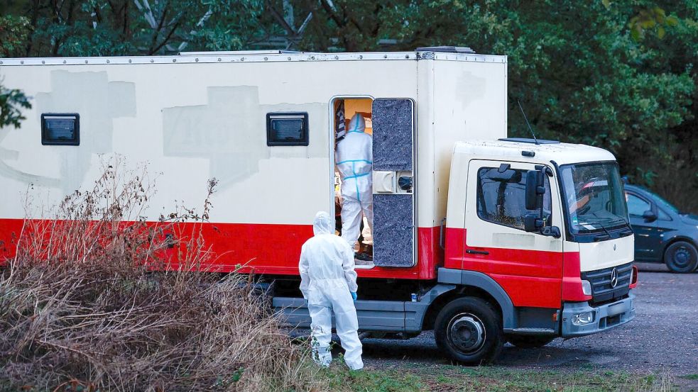 Am Freitag stürmte ein Spezialeinsatzkommando in Niederzier am Tagebau Hambach einen Lastwagen, der dem Gesuchten gehören soll. Foto: Thomas Banneyer