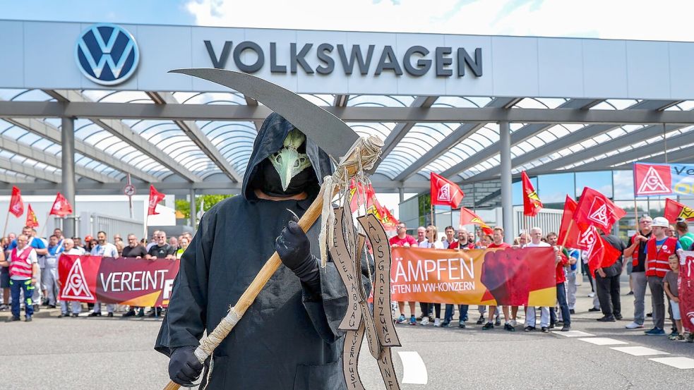 Protestaktion vor dem Werkstor von Volkswagen in Zwickau. Tausende Beschäftigte von VW und seinen Zulieferern in der Region sorgen sich um die Zukunft ihrer Jobs. (Archivbild) Foto: Jan Woitas