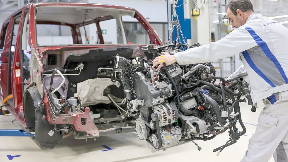 Demontage und Recycling von Altfahrzeugen wird als neues Standbein für das Zwickauer VW-Werk aufgebaut. Allerdings bietet dieser Bereich auf absehbare Zeit nur einem Bruchteil der bisherigen Beschäftigten Arbeit. (Archivbild) Foto: Jan Woitas