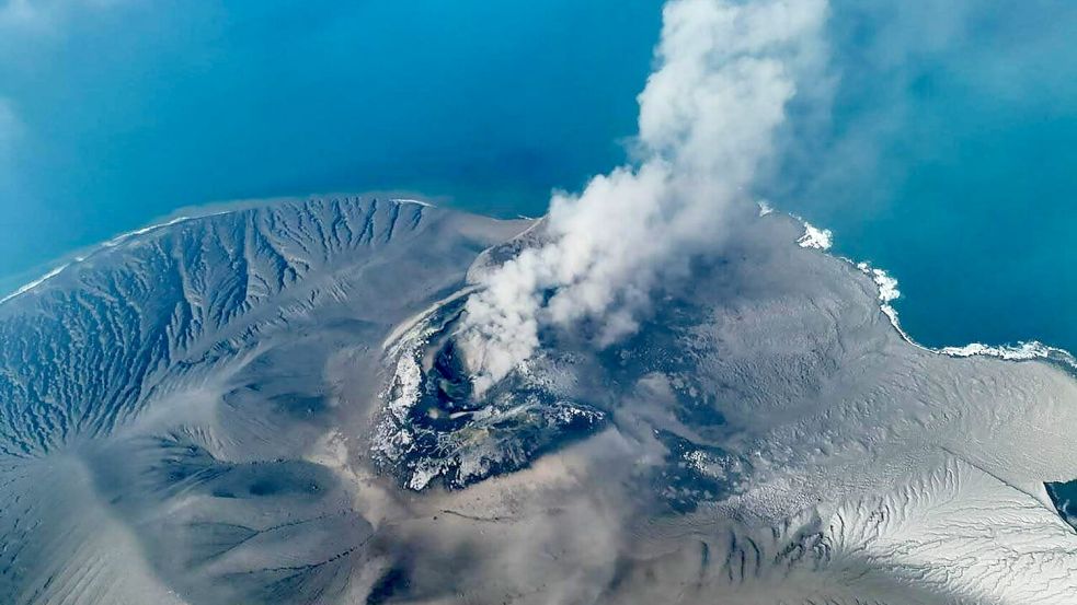 Auf einem Drohnenfoto ist zu sehen, wie der Vulkan Anak Krakatau Aschewolken ausstößt. Foto: --/PVMBG via XinHua/dpa