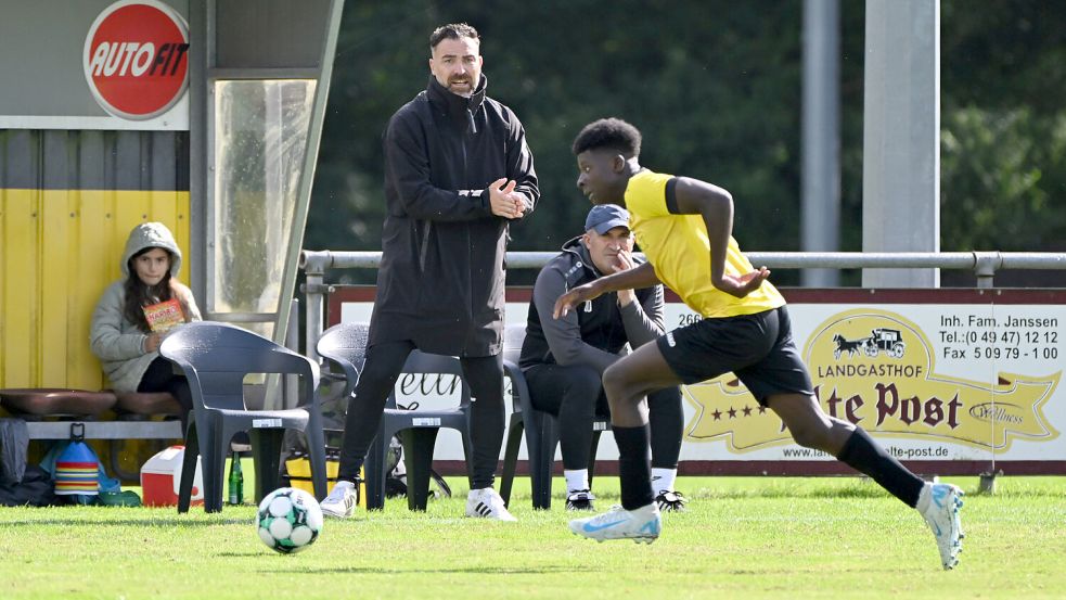 Tobias Ryl hat bei seiner Rückkehr als Middels-Trainer den Titelkandidaten TuS Esens besiegt. Foto: Jens Doden, Blomberg
