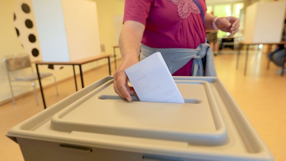 Eine Wählerin wirft in einem Wahllokal in Wernigerode ihren Stimmzettel in eine Wahlurne. Foto: Matthias Bein