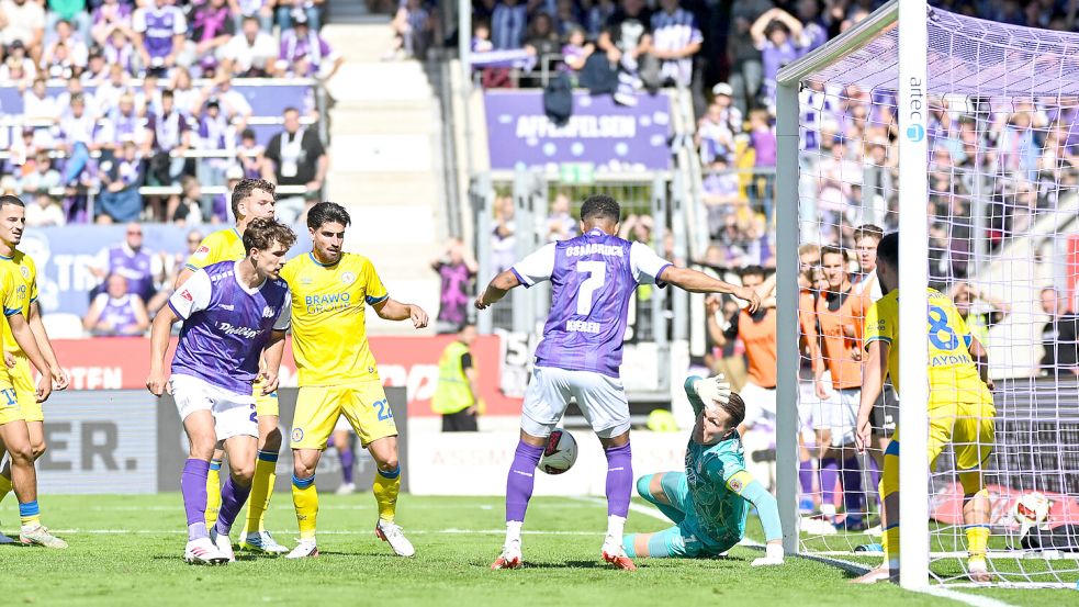 Der Moment der Führung: Kofi Kyereh fällt der Ball vor die Füße, wenige Millisekunden später netzt der Osnabrücker ein zum 1:0 gegen Eintracht Braunschweig. Foto: Michael Titgemeyer