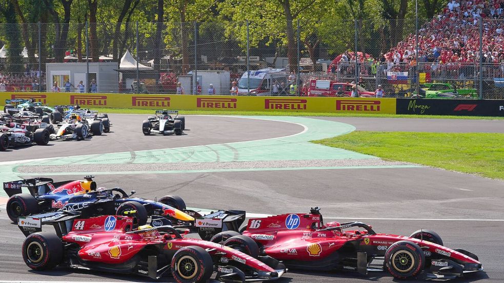 Für Lewis Hamilton (l) und Charles Leclerc lief das Ferrari-Heimspiel bitter. Foto: Bradley Collyer