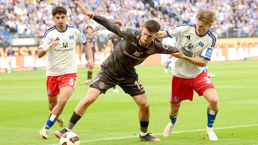 Die HSV-Spieler hatten meist das Nachsehen gegen die Mainzer Gäste. Foto: Daniel Bockwoldt