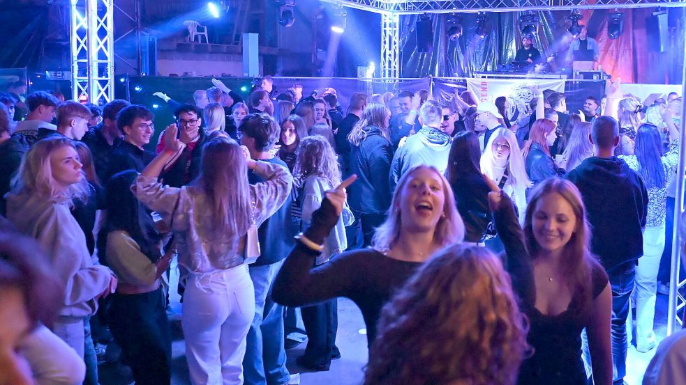 In Manslagt wurde bei der 17. Hallenfete der Landjugend ordentlich gefeiert. Foto: Heinz Wagenaar