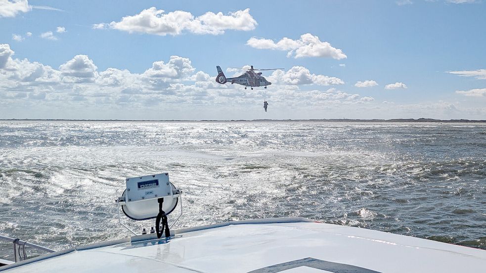 Der Seenotrettungskreuzer Eugen der DGzRS und der Rettungshubschrauber „Northern Rescue 03“ von NHC waren gemeinsam im Einsatz vor Juist. Foto: Die Seenotretter – DGzRS