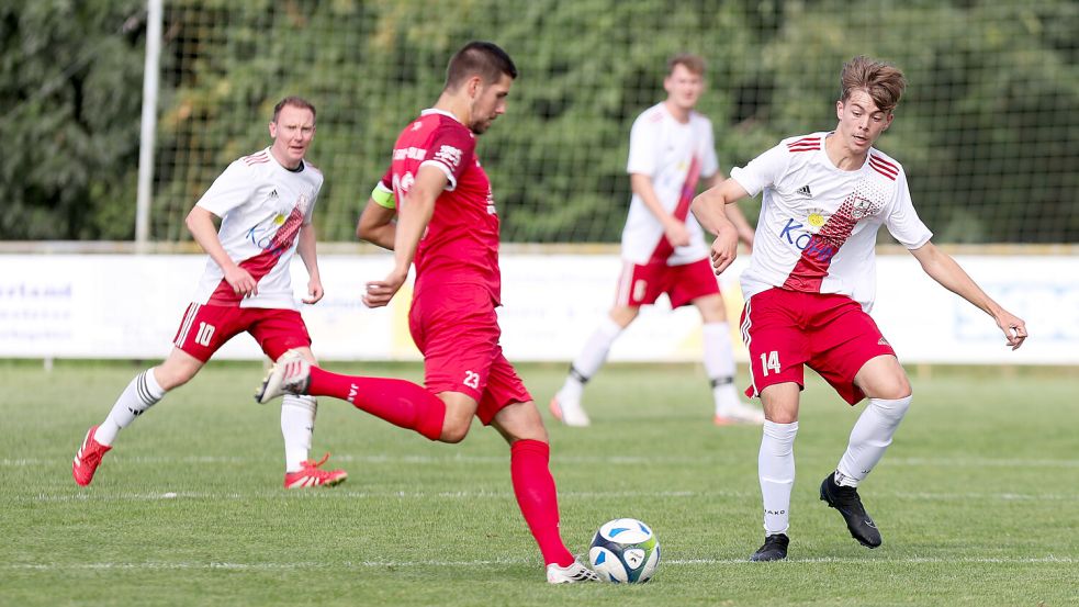 Der TuS Norderney (weiße Trikots) hatte das Spiel in Groß-Midlum gedreht und dann in der Schlussphase den 2:2-Ausgleich kassiert. Fotos: Jens Doden. Emden