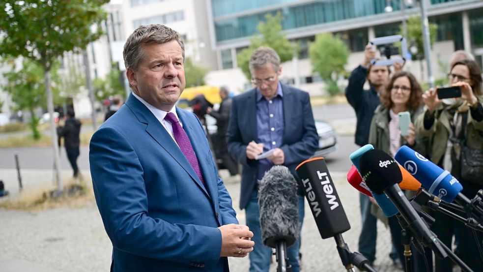 Nun muss der 47-Jährige mit SPD, Grünen und Linken ausloten, wie genau eine Kooperation aussehen kann, um in Sachsen-Anhalt eine Regierung zu bilden. (Archivbild) Foto: Fabian Sommer/dpa