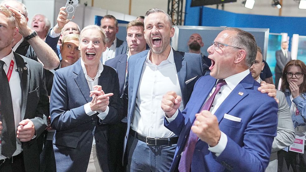 Jubel bei der AfD in Magdeburg: Spitzenkandidat Ulrich Siegmund (Mitte) mit den Bundessprechern Alice Weidel und Tino Chrupalla. Foto: Michael Kappeler
