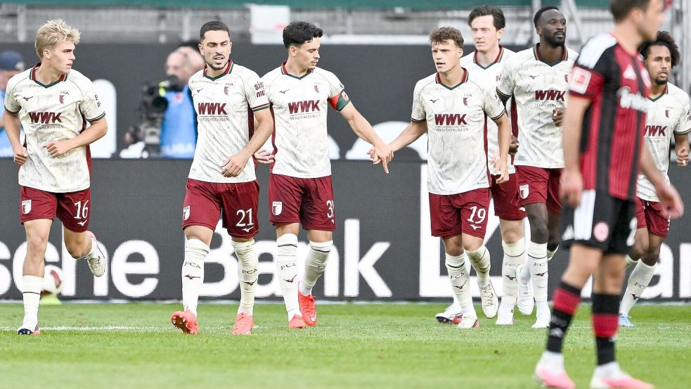 Der FC Augsburg bejubelte in Frankfurt den zweiten Saisonsieg. Foto: Florian Wiegand
