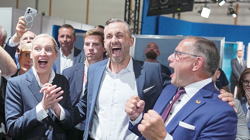 Die AfD-Chefs Alice Weidel (l) und Tino Chrupalla (r) feiern mit Spitzenkandidat Ulrich Siegmund den Erdrutschsieg der AfD in Sachsen-Anhalt. Foto: Michael Kappeler/dpa