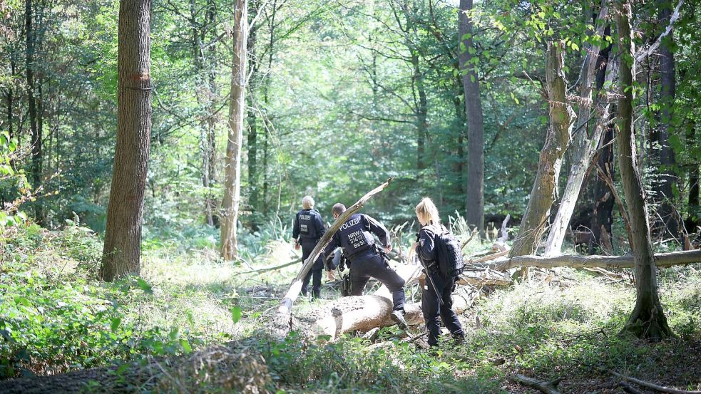 Die Polizei sucht mitten im Wald nach dem Verdächtigen. Foto: Christoph Reichwein/dpa