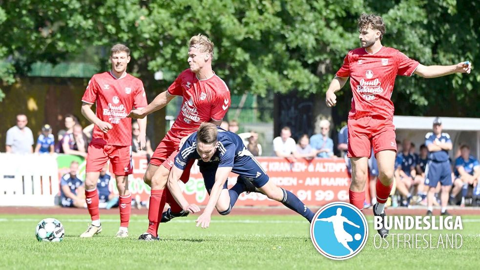 In den Duellen zwischen dem SV Hage (dunke Trikots) und dem FC Norden (rote Trikots) gab es in den vergangenen Jahren entweder ein Remis oder Auswärtssiege. Im jüngsten Aufeinandertreffen triumphierte Norden im Ostfriesland-Cup-Achtelfinale nach Elfmeterschießen. Am Sonntag ging das Spiel nicht so knapp aus. Foto: Jens Doden, Blomberg