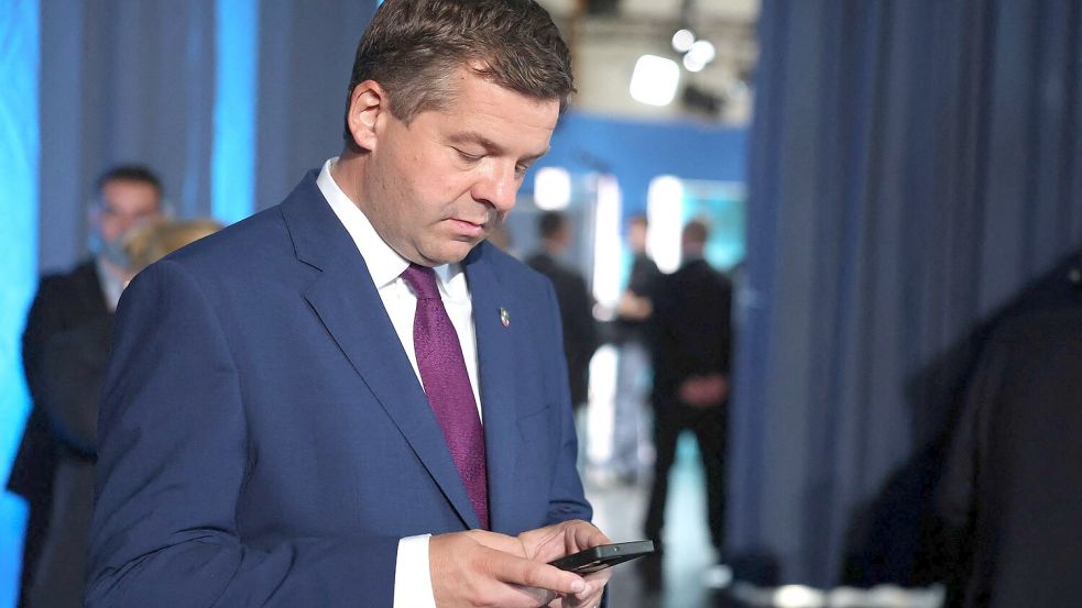 Schulze gibt sich am Wahlabend wortkarg. Foto: Jan Woitas/dpa