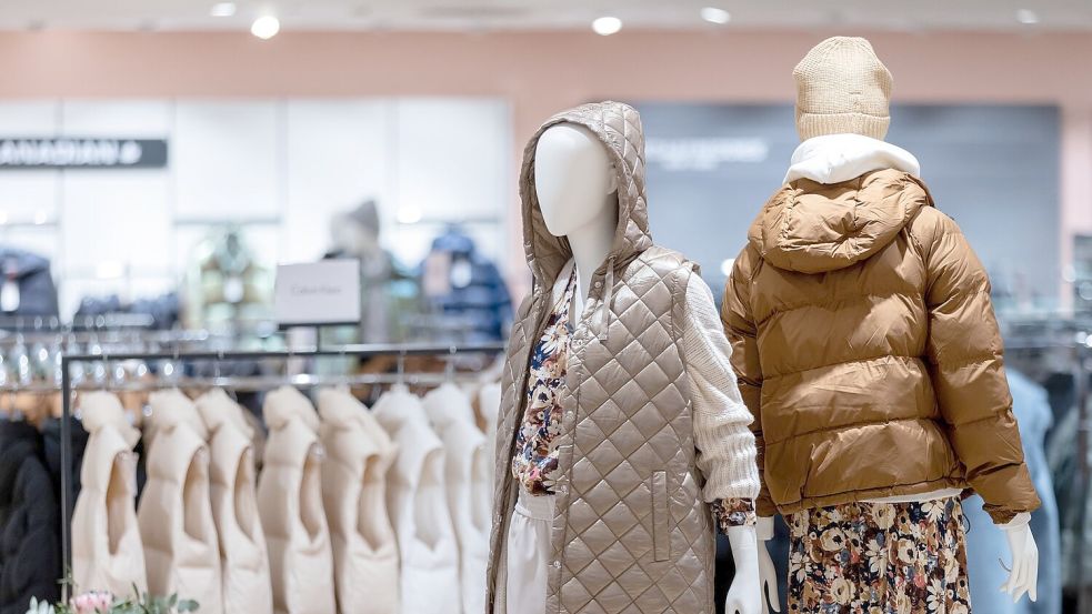 Sind Verkäufer künftig Mangelware in Geschäften? Gerade im Modehandel sind sie aus Sicht von Branchenexperten nach wie vor besonders wichtig. (Symbolbild) Foto: Daniel Karmann