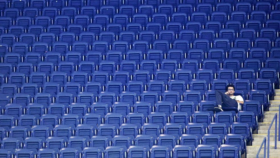 Auf der Tribüne kann es am frühen Morgen schon einmal einsam werden. Foto: Adam Hunger