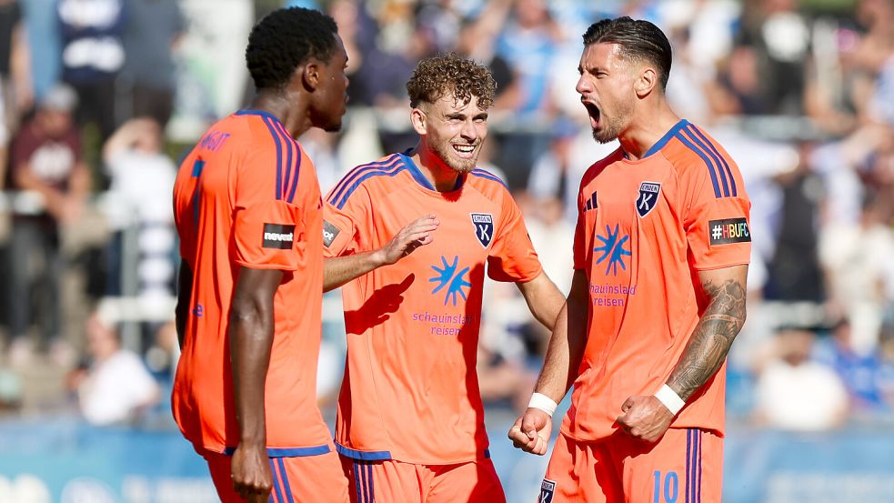 Semin Kojic (rechts) traf zum zwischenzeitlichen 1:1 für Kickers Emden. Foto: Jens Doden/Emden