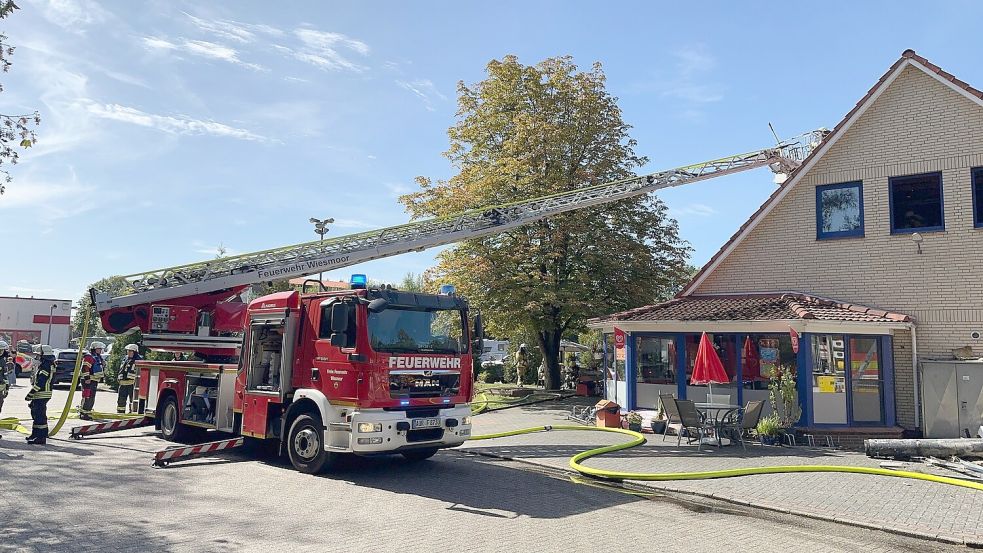 Auch die Feuerwehr Wiesmoor rückte zu dem Brand nach Remels aus. Foto: Feuerwehr Uplengen