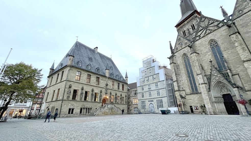 Für Montag, 18 Uhr, ruft die Linke Osnabrück zu einer Kundgebung auf dem Platz vor dem Rathaus auf. Foto: Jörg Sanders