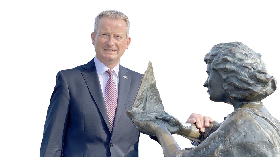 Rolf Claußen, hier im Museumshafen von Carolinensiel, ist seit 2006 Bürgermeister von Wittmund. Er stellt sich erneut zur Wahl. Foto: privat