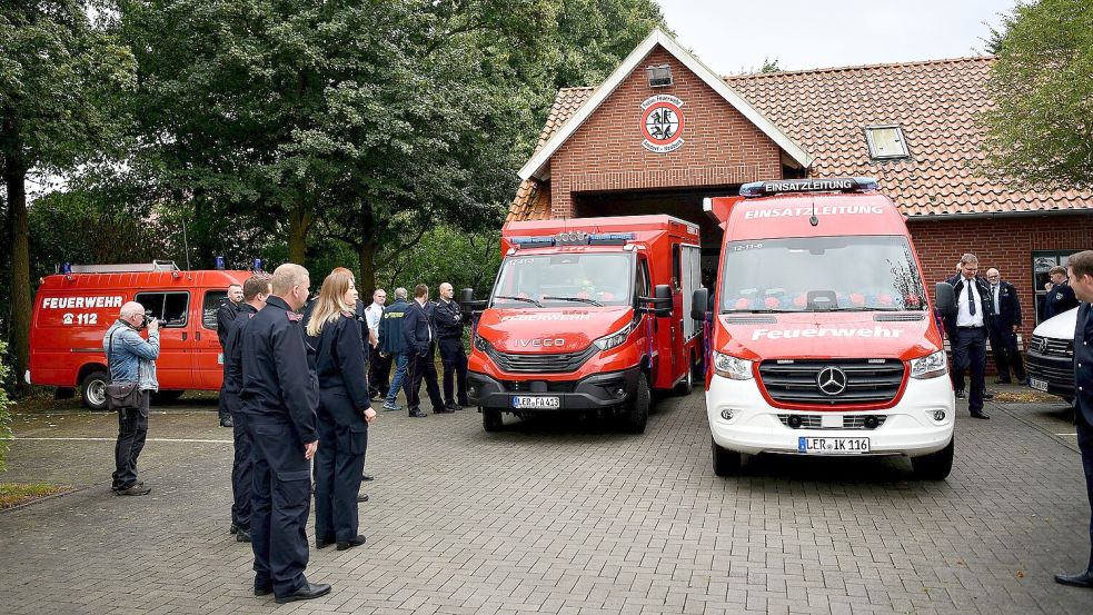 Auf Hochglanz poliert standen die neuen Feuerwehrwagen zum Korso bereit. Foto: Melchert Stromann