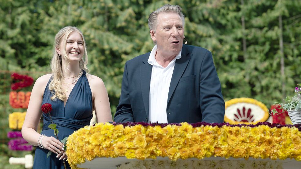 Er moderiert nicht nur die Königshaus-Wahl, sondern liefert auch die Pointen dazu: Ludger Abeln mit der aktuellen Blütenkönigin Larissa Kahmann auf der Wiesmoorer Freilichtbühne. Foto: Klaus Ortgies
