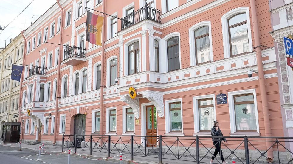 Auch das Generalkonsulat in St. Petersburg wird geschlossen. (Archivbild) Foto: Dmitri Lovetsky/AP/dpa