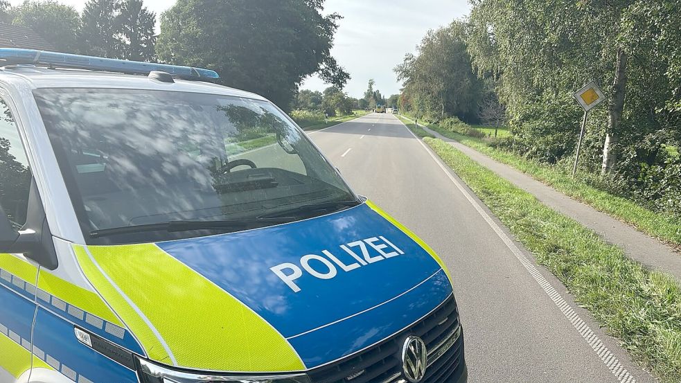 Auf der B 438 in Collinghorst hat es einen schweren Unfall gegeben. Foto: Carsten Ammermann